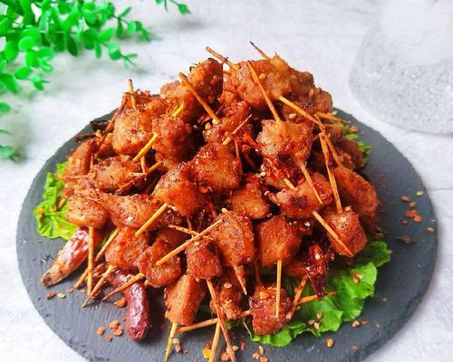 如何制作妄想山海蒜香肉串（游戏中体验美食的制作方法）