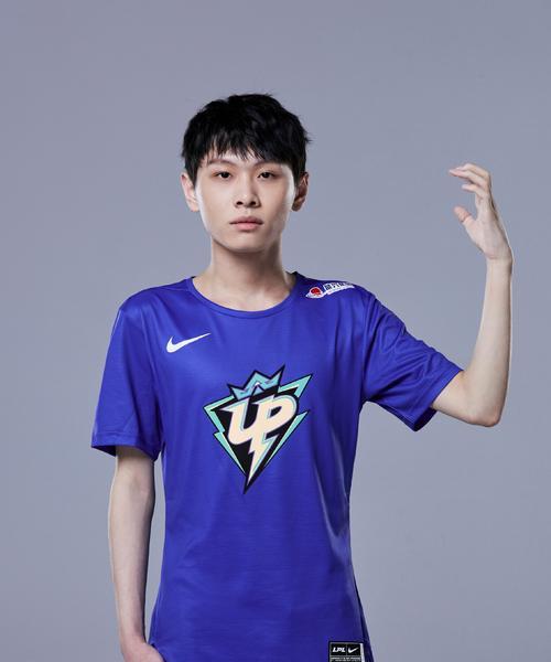 英雄联盟中大黄选手的真实姓名是什么？他有什么成就？