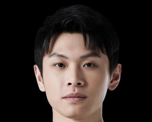 英雄联盟中大黄选手的真实姓名是什么？他有什么成就？